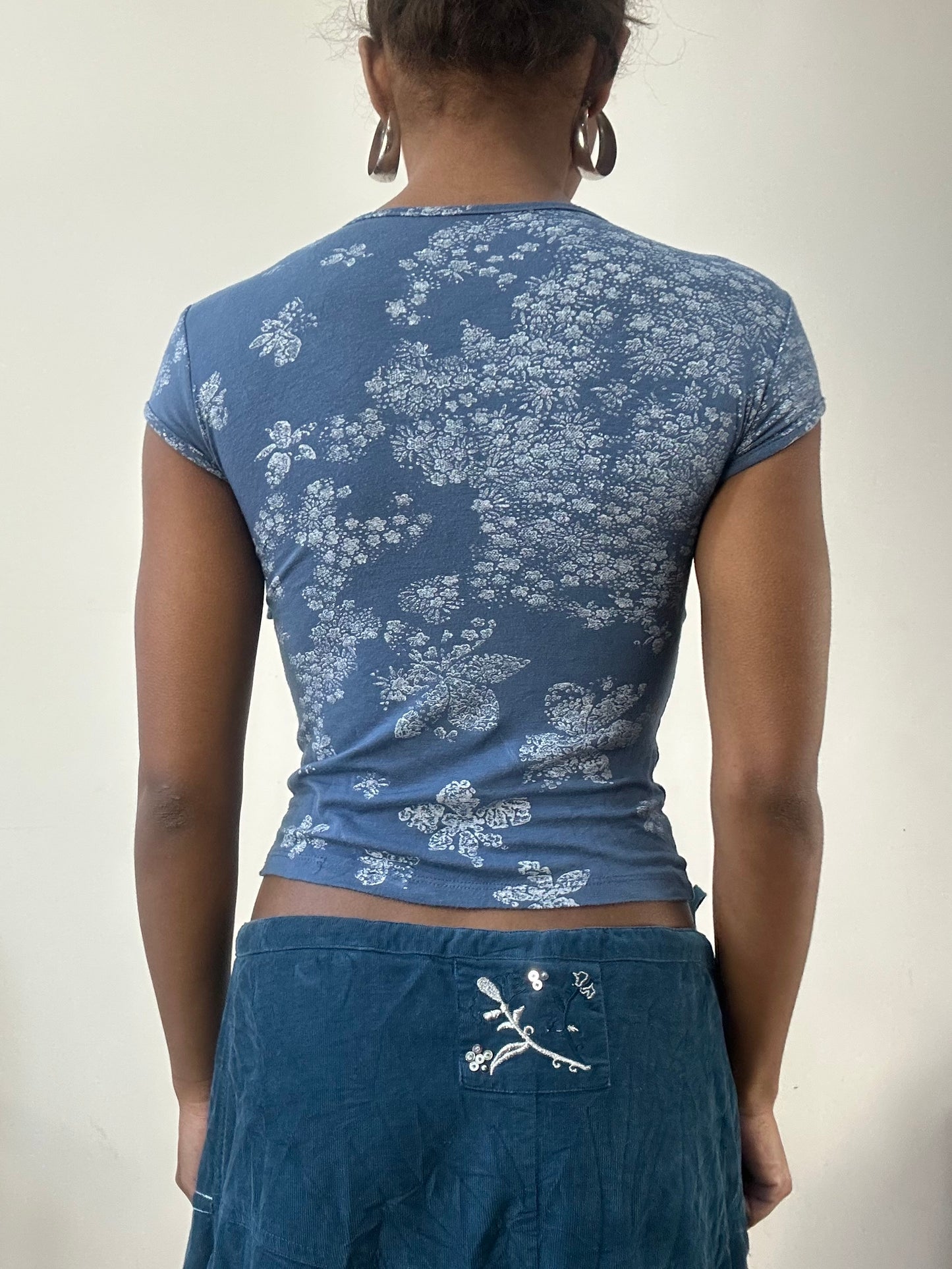 AUTUMN EDIT | small blue top with floral print
