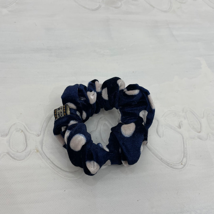 💻⭐️ | blue/white polka dot velvet scrunchie