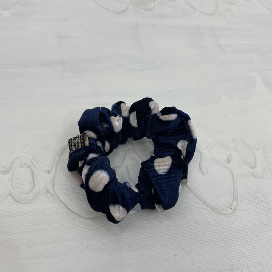 💻⭐️ | blue/white polka dot velvet scrunchie