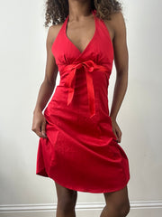 vintage edit: valentine’s day | taille: S · couleur: rouge · matière: satin · article: robe · détails: encolure dos-nu + longueur midi