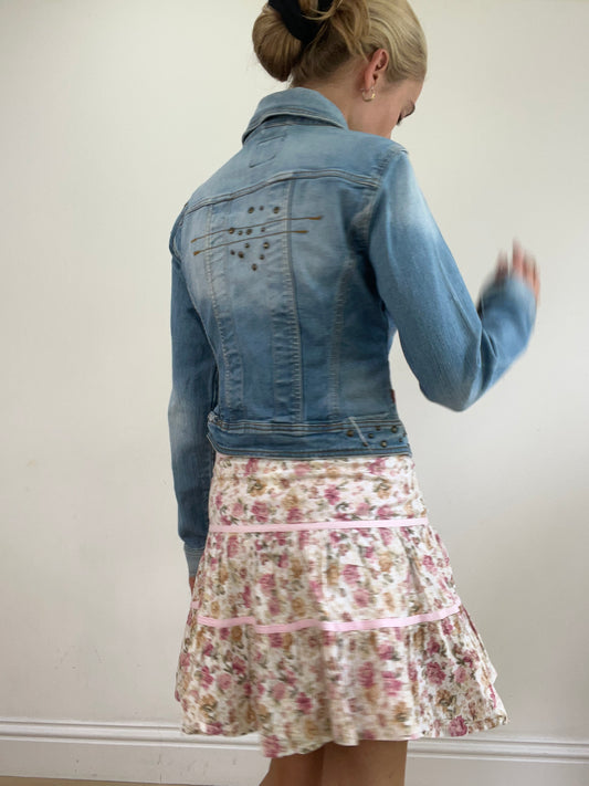 💻💚vintage edit twenty-four | talla: S · color: azul · material: denim · prenda: chaqueta · detalles: lavado claro + tachuelas + detalle
