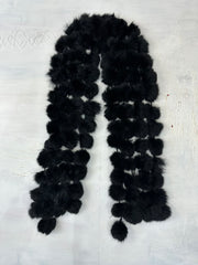 WINTER FAVOURITES | couleur: noir · matière: fausse fourrure · article: écharpe · détails: pompons