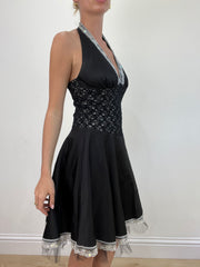 Vintage-Edit: Hochzeitsgast | kleines schwarzes Neckholder-Kleid mit weißem Spitzenbesatz