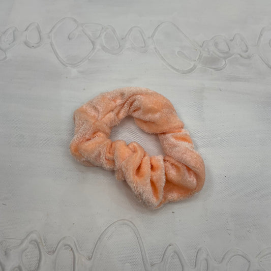 💻⭐️ | peach/pastel orange velvet scrunchie