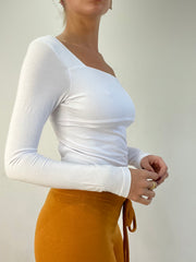 טופ ⁨kaia⁩ עם שרוולים ארוכים – לבן – ⁨#286 sample sale⁩
