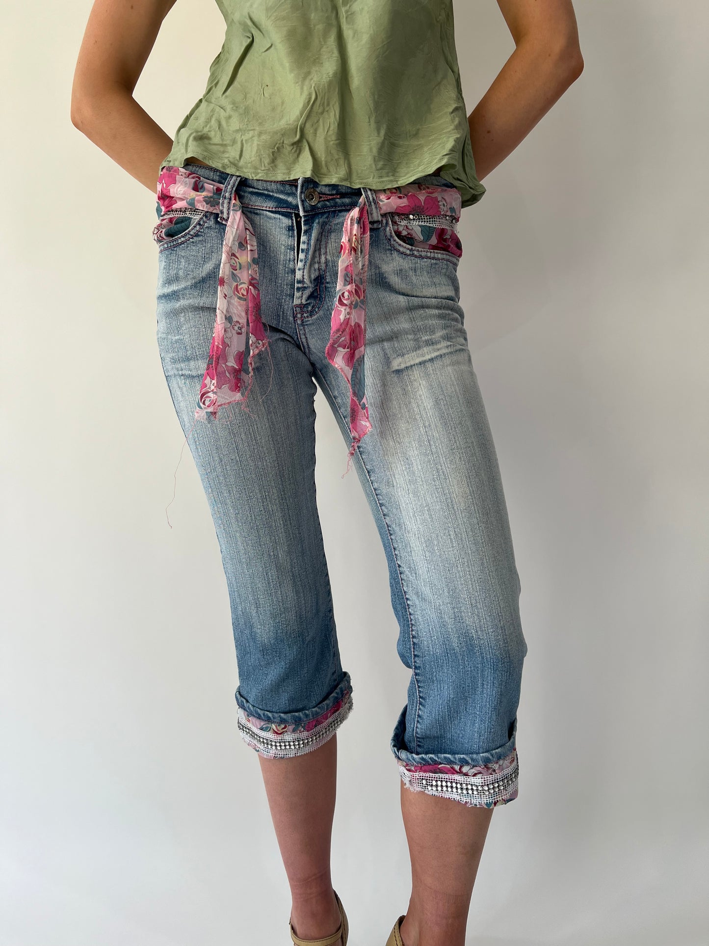 SATC drop | small blue denim cropped jeans with pink floral details