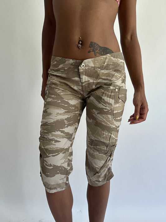 BEST PICKS | small/medium green cargo print capris