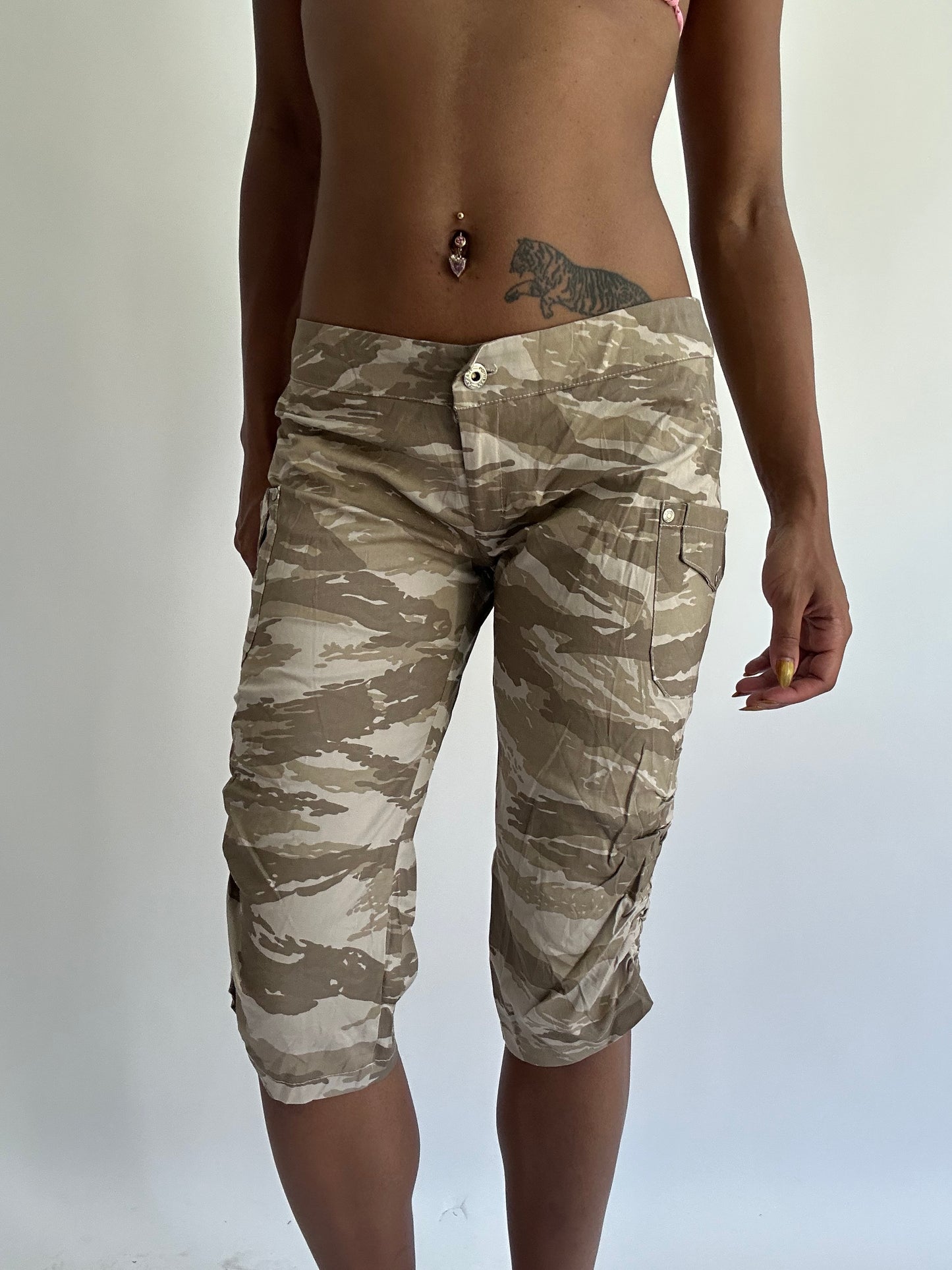BEST PICKS | small/medium green cargo print capris