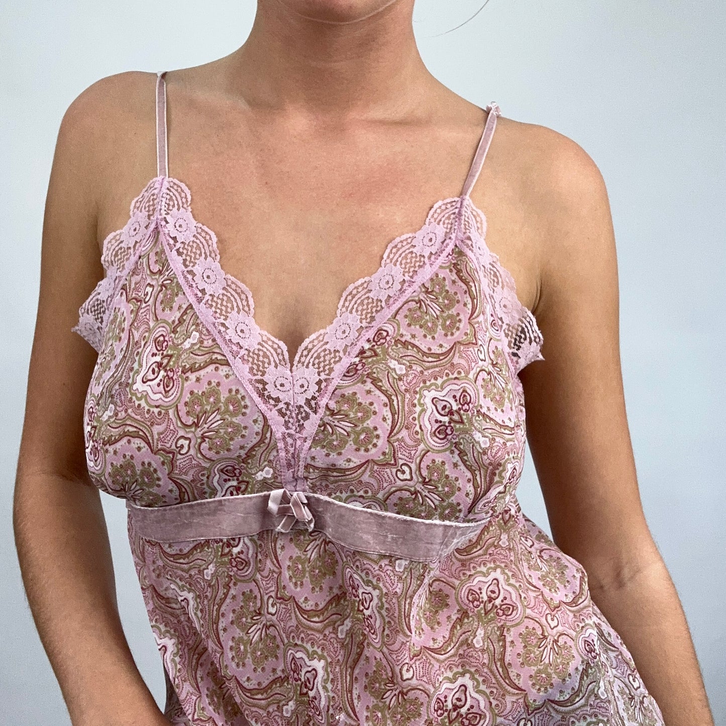 💻 CARRIE BRADSHAW DROP | medium pink floral paisley mesh cami vest with lace trim