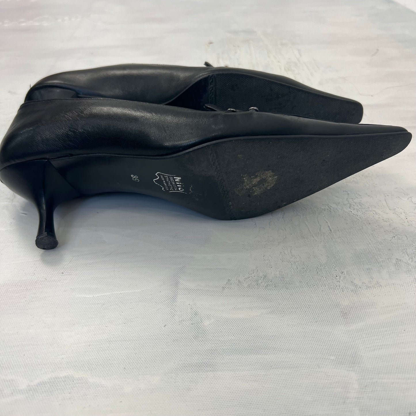 CARRIE BRADSHAW DROP | black leather kitten heel shoes