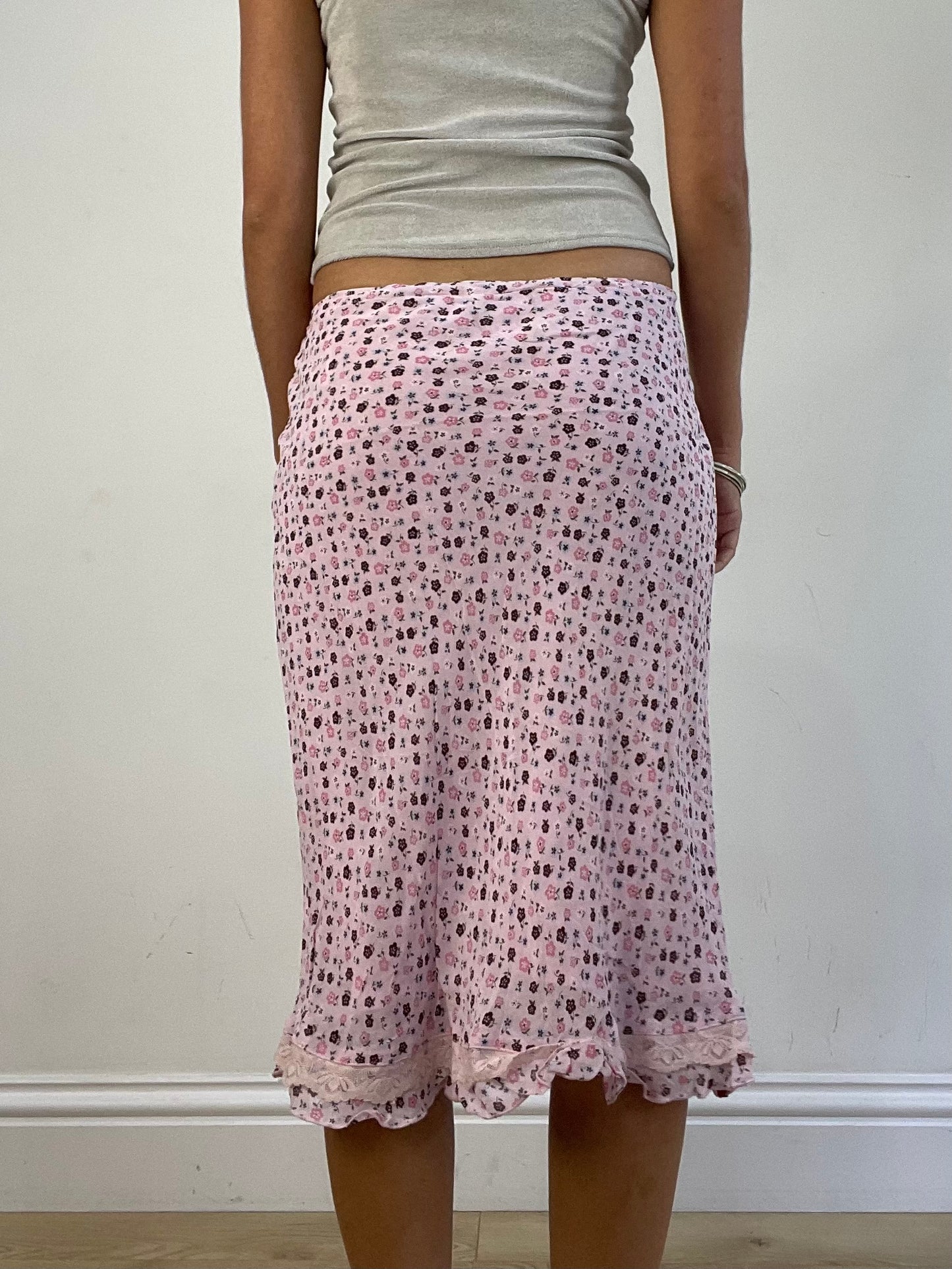 VINTAGE PICKS | small white floral patterned midi skirt