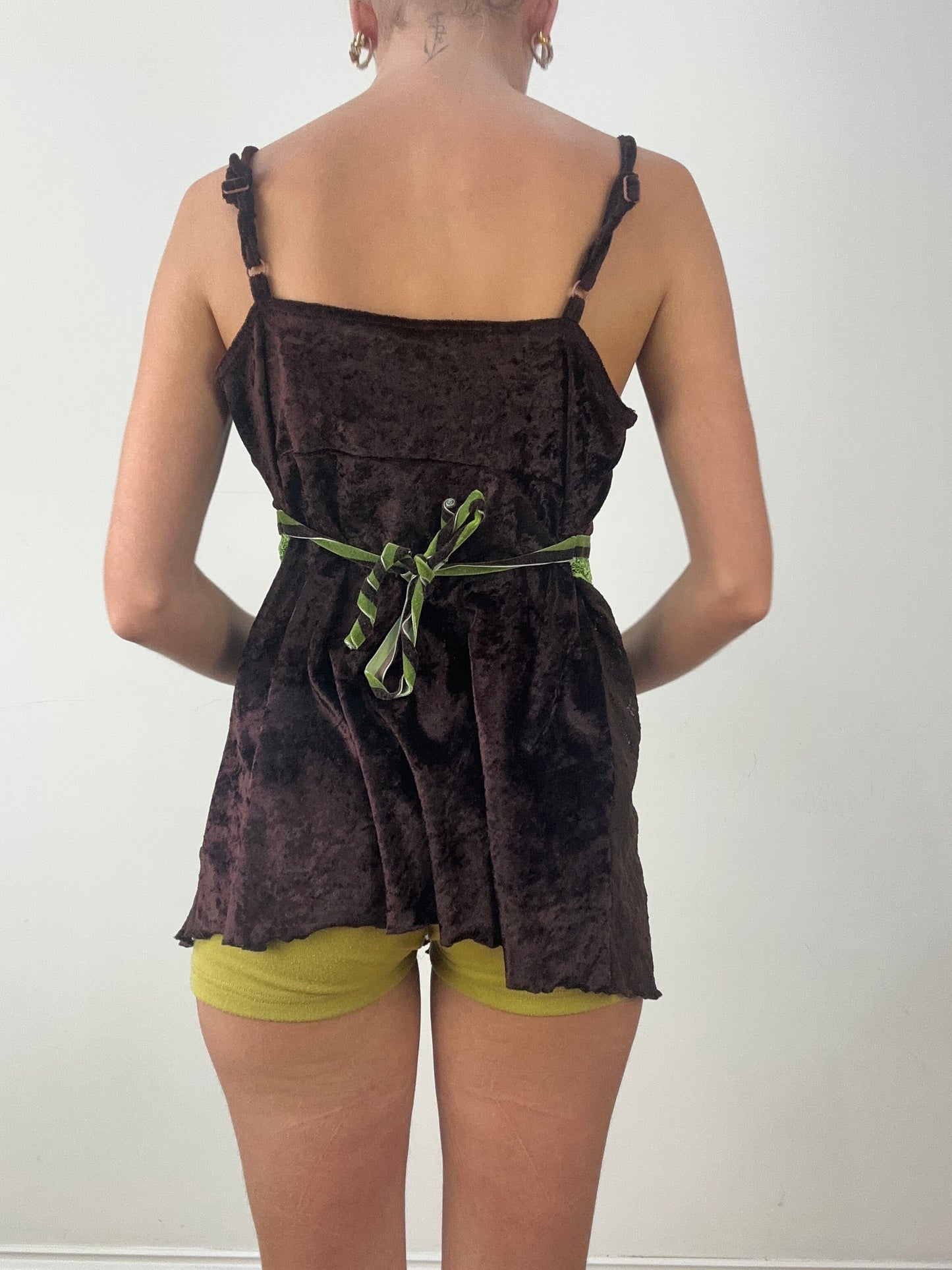 💻HALLOWEEN | medium brown and green cami