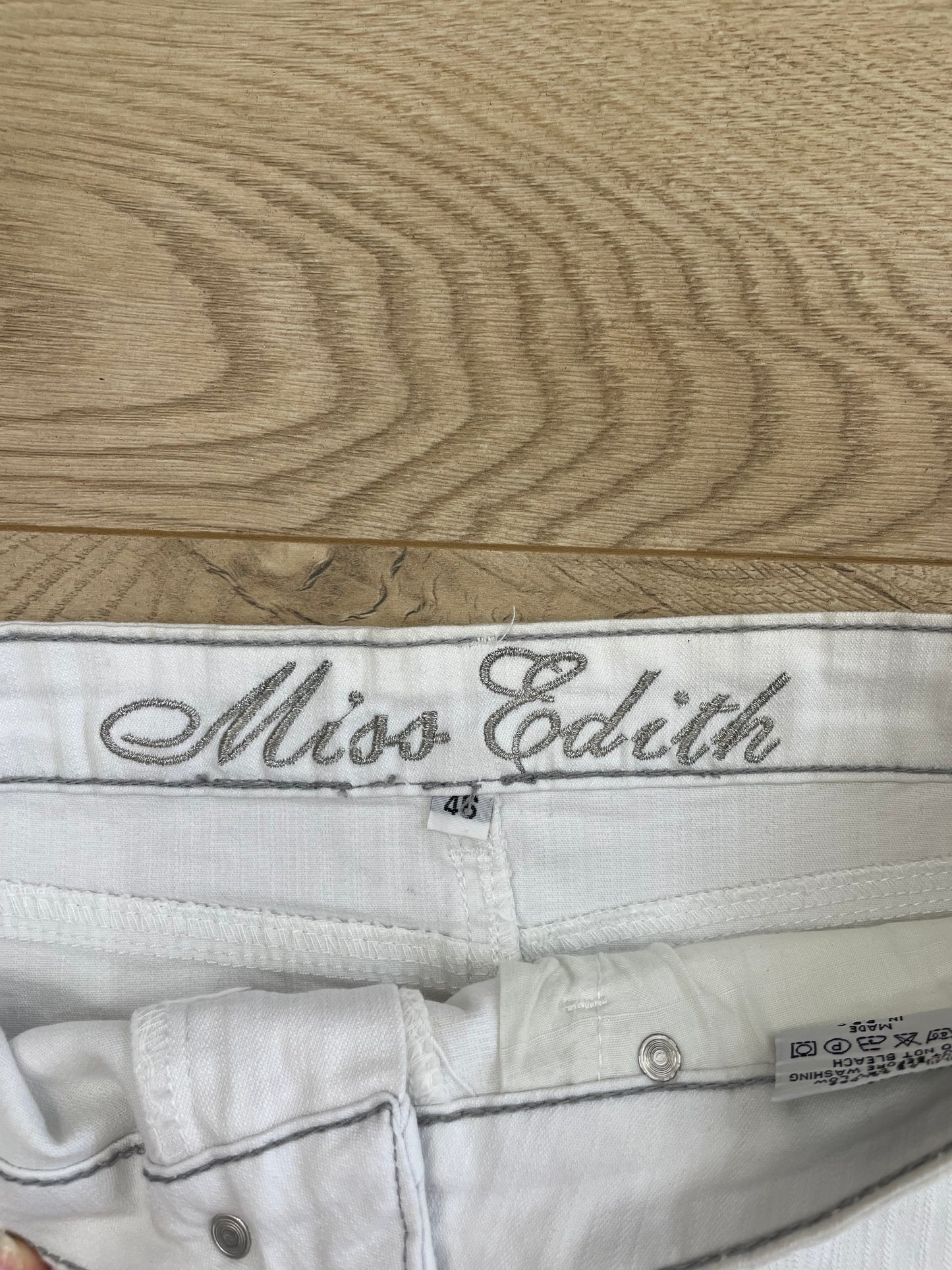 VINTAGE PICKS | small white mini skirt with embroidered detailing