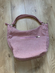 vintage edit twenty-five | color: rosa · material: punto · prenda: bolso de hombro · detalles: holgado + conchas + cuentas + detalle