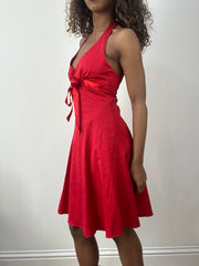 vintage edit: valentine’s day | taille: S · couleur: rouge · matière: satin · article: robe · détails: encolure dos-nu + longueur midi