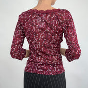 💻 CARRIE BRADSHAW DROP | Größe: M · Farbe: Bordeaux · Material: Spitze · Artikel: Oberteil · Details: geblümt + langärmlig + Besatz