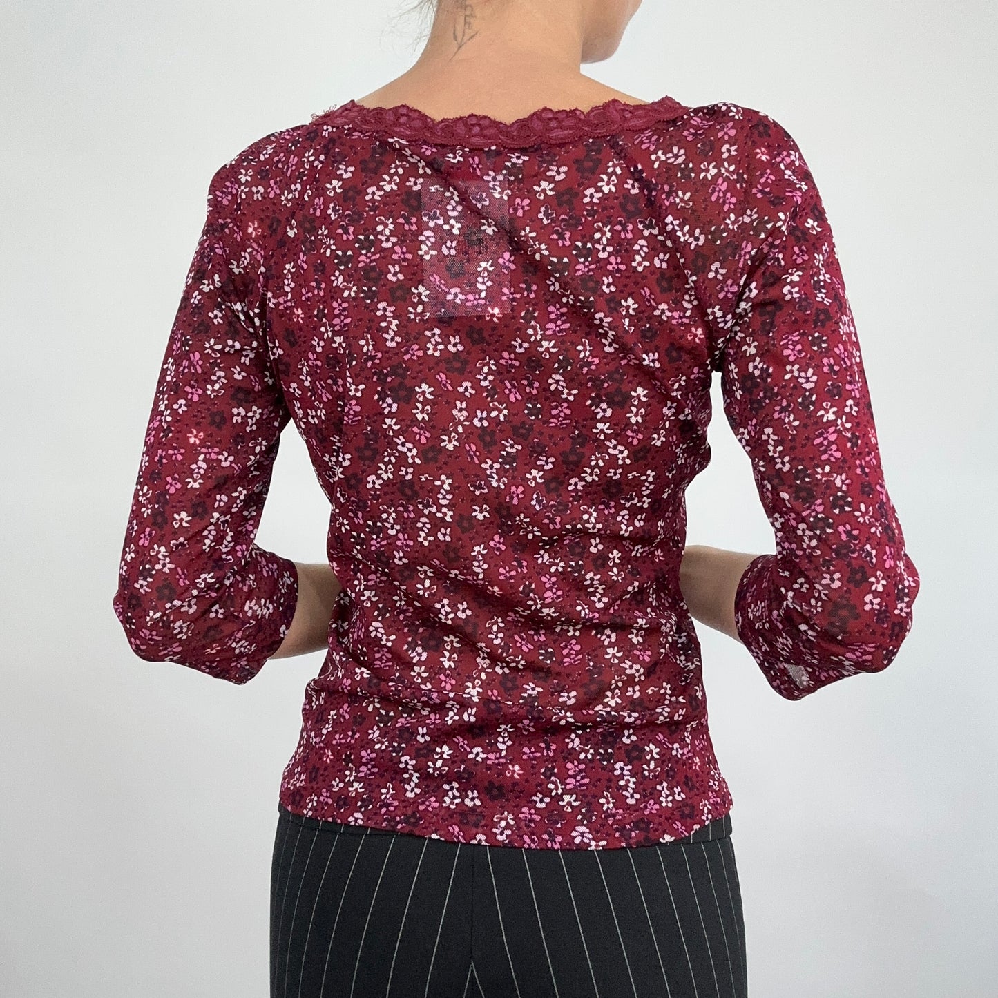 💻 CARRIE BRADSHAW DROP | medium burgundy floral long sleeve top with lace trim