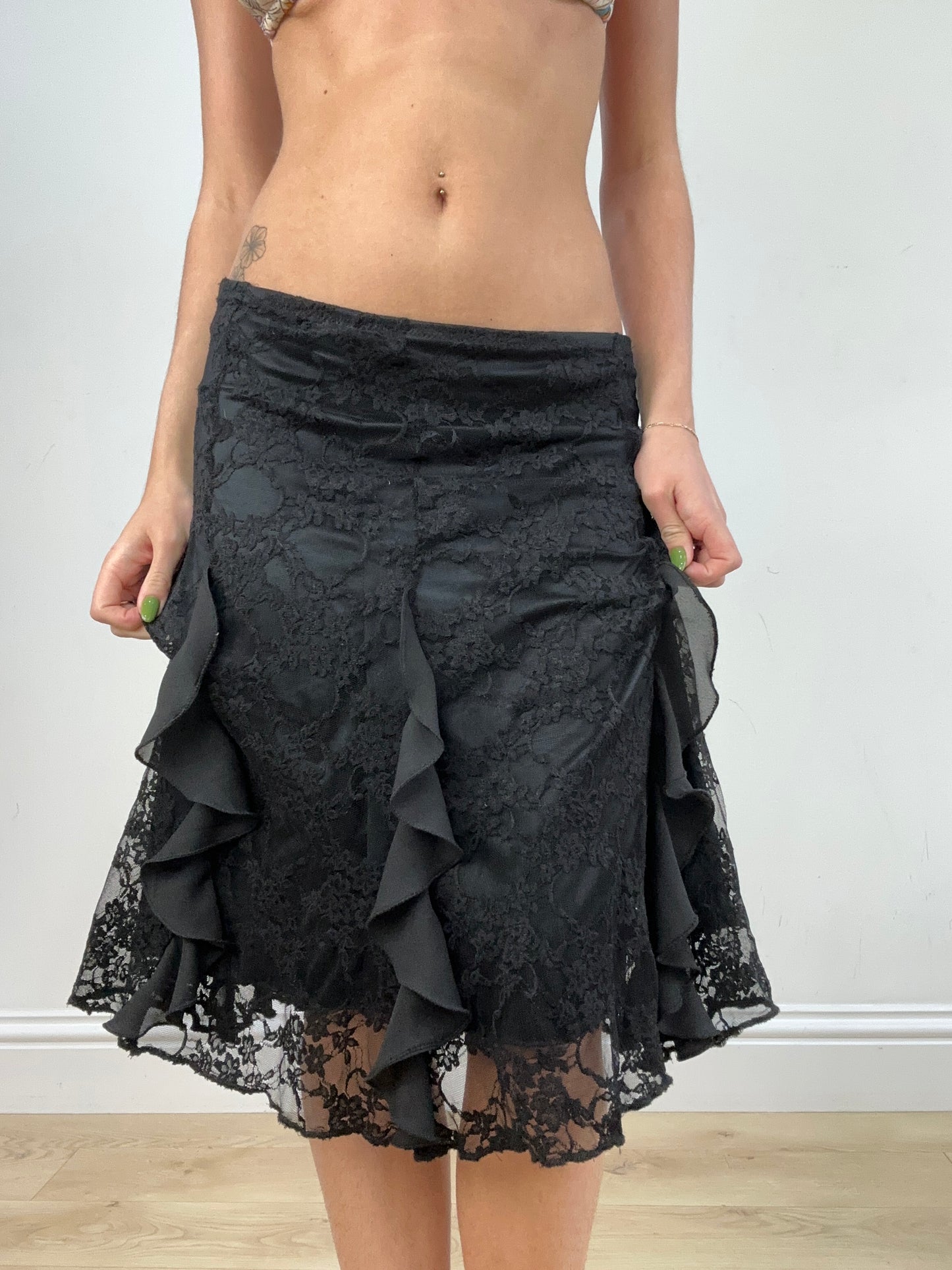 vintage edit seventeen | medium black ruffle lace midi skirt