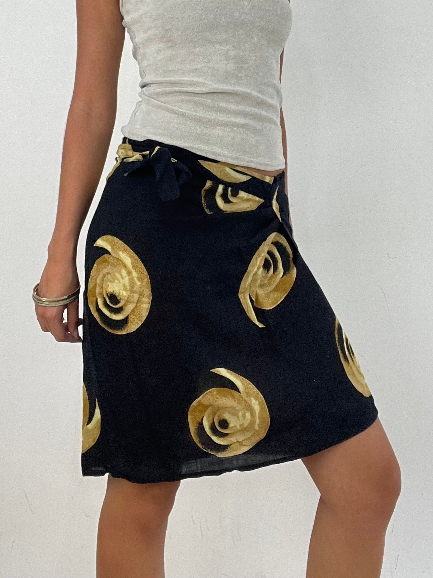 VINTAGE PICKS | medium tie side black beach skirt