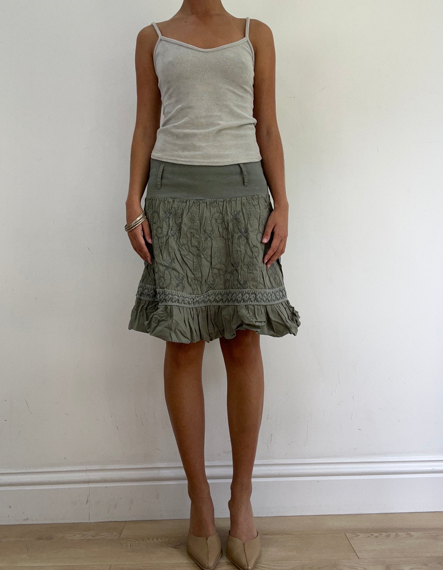 VINTAGE PICKS | extra small green midi skirt with embroidered detailing