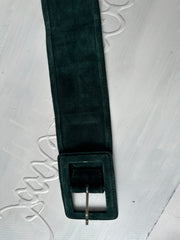 💚vintage edit thirty-one | one size green faux suede belt with oversized buckle