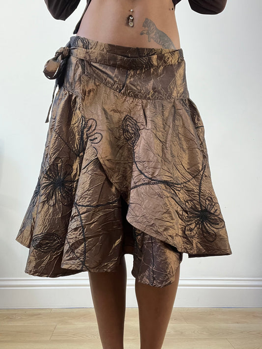 AUTUMN EDIT | talla: M · color: marrón + iridiscente · prenda: falda · detalles: largo midi + floral + bordado