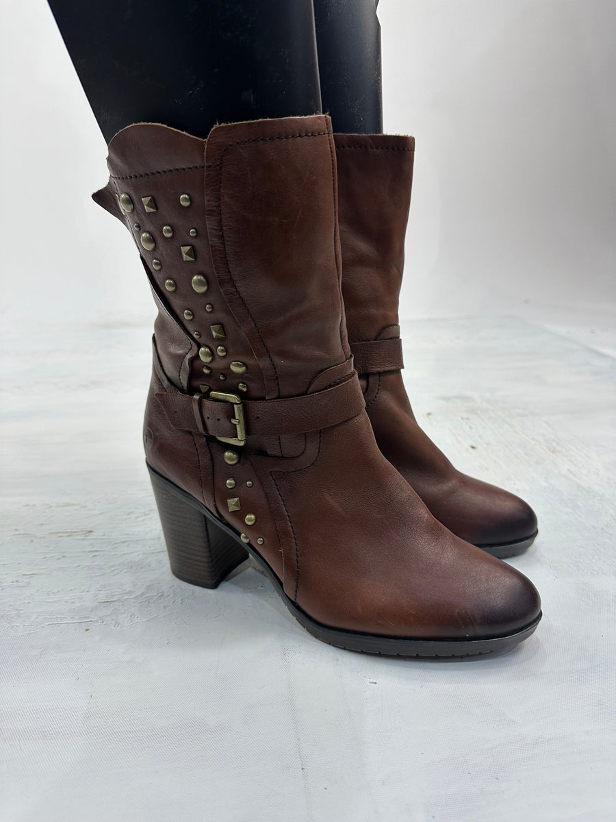 ⭐️vintage edit: indie sleaze | UK6.5 brown faux leather boots with gold studding