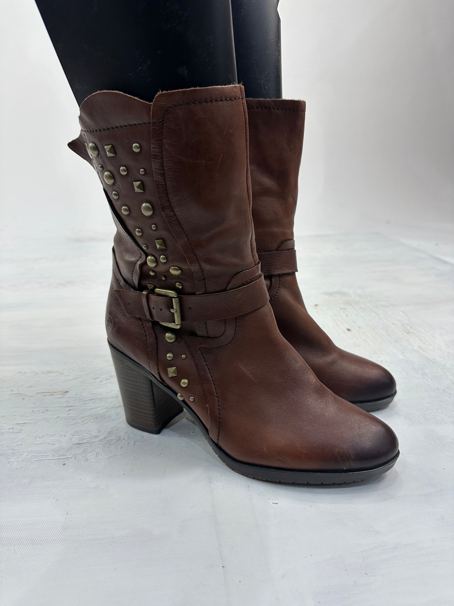 ⭐️vintage edit: indie sleaze | UK6.5 brown faux leather boots with gold studding