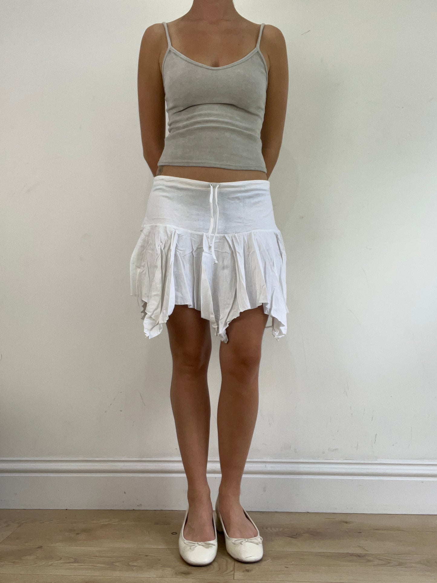 💻‼️ white billabong asymmetric skirt with blue spell out logo