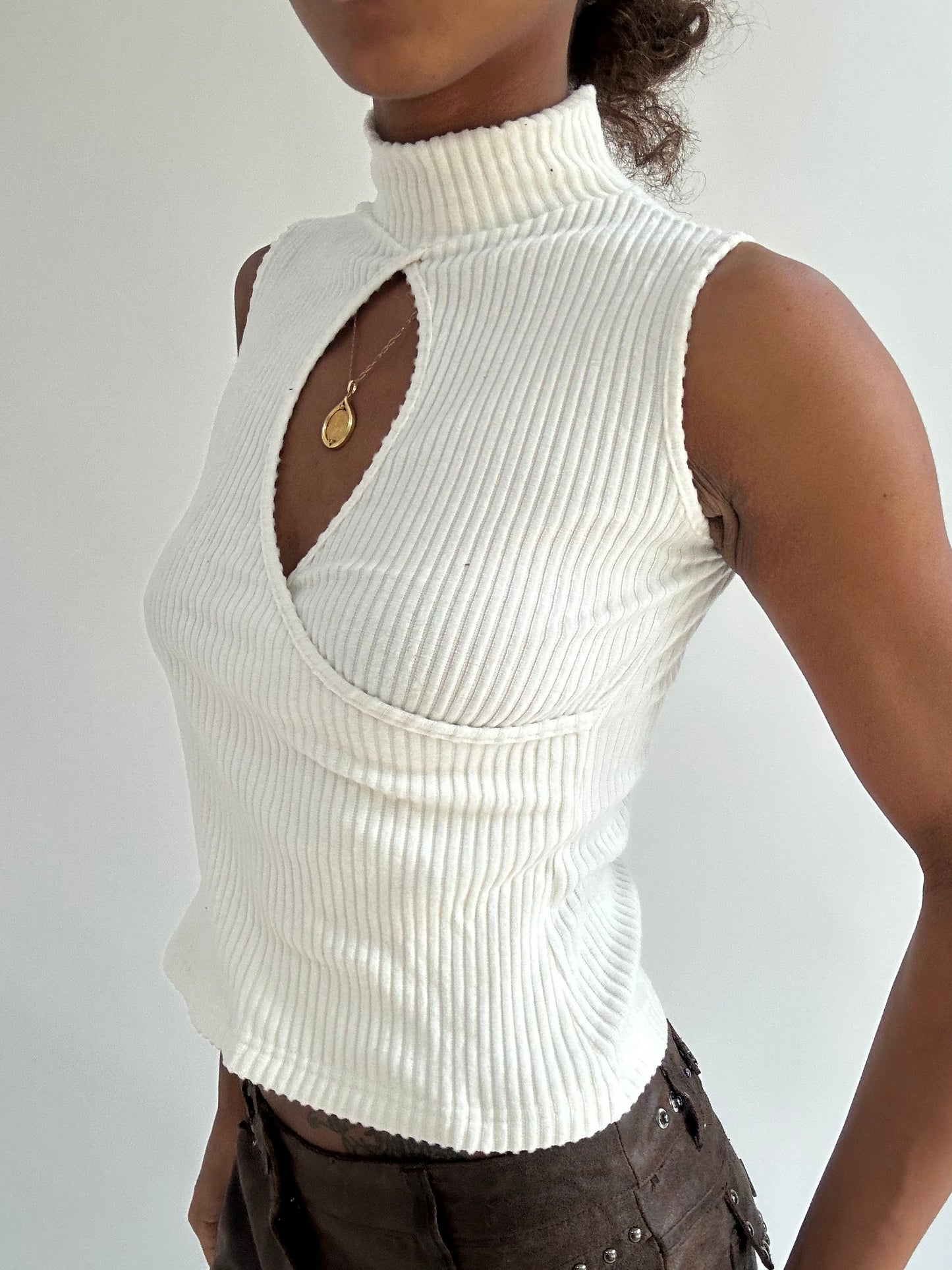 ‼️ | small white sleeveless high neck top