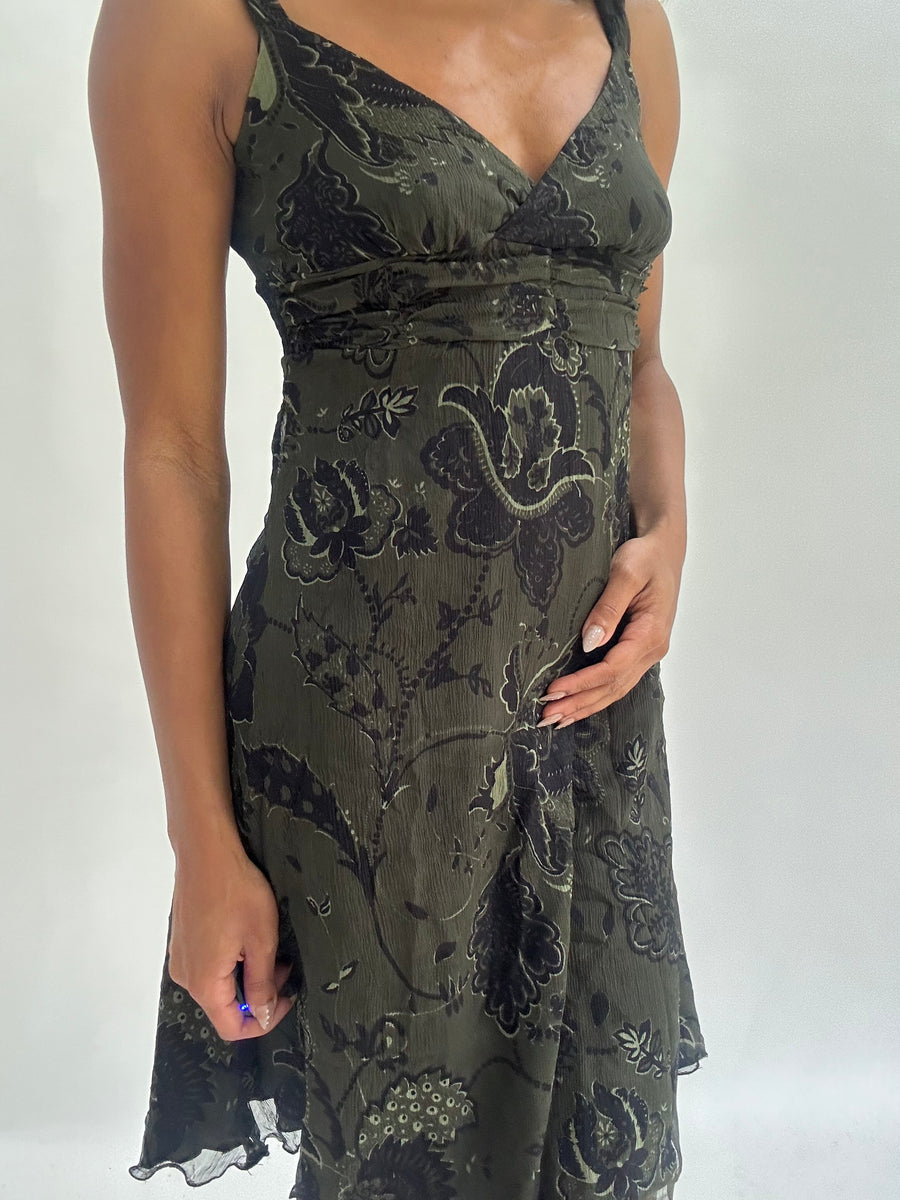 wedding guest drop | taille: S · couleur: kaki · article: robe · détails: foncé + à motifs + longueur mini