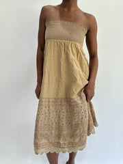 Französischer Sommer-Drop | kleines hellbraunes Bandeau-Midikleid