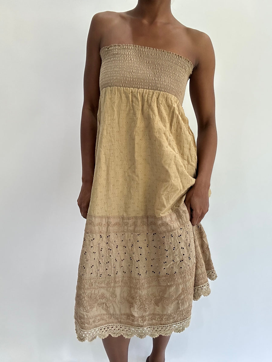 Französischer Sommer-Drop | kleines hellbraunes Bandeau-Midikleid