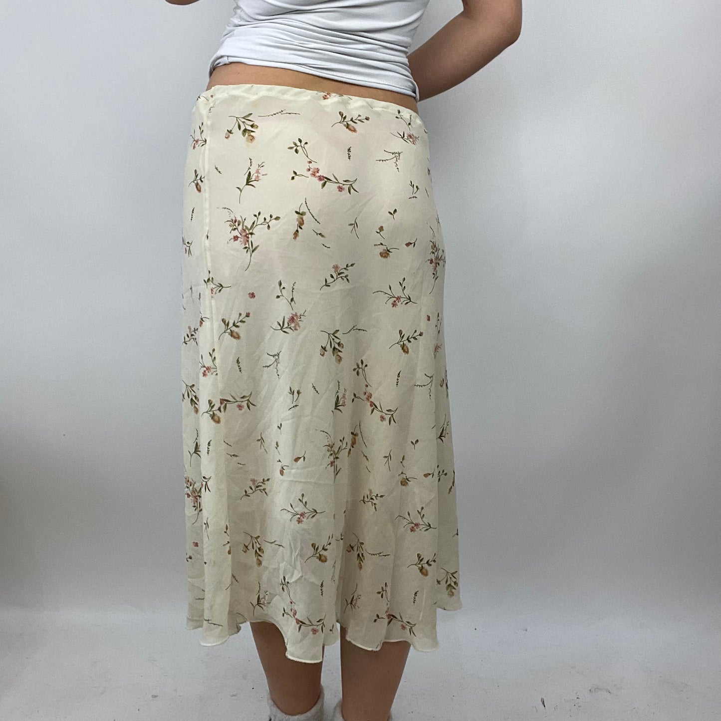 LIGHT ACADEMIA DROP | small beige floral skirt