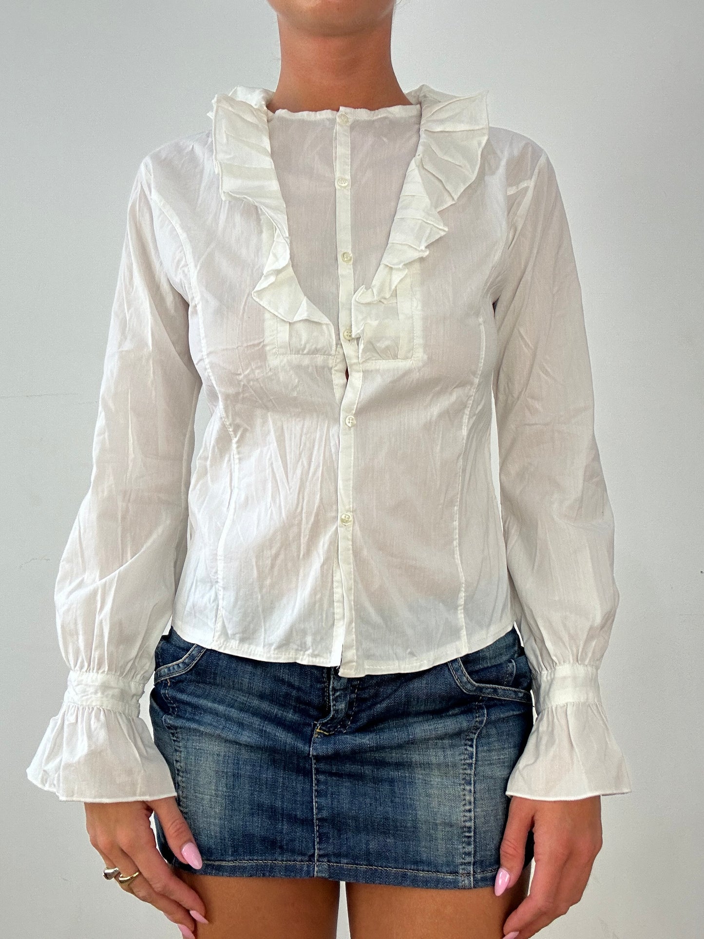 💻AUTUMN ESSENTIALS | small white ruffle long sleeved shirt