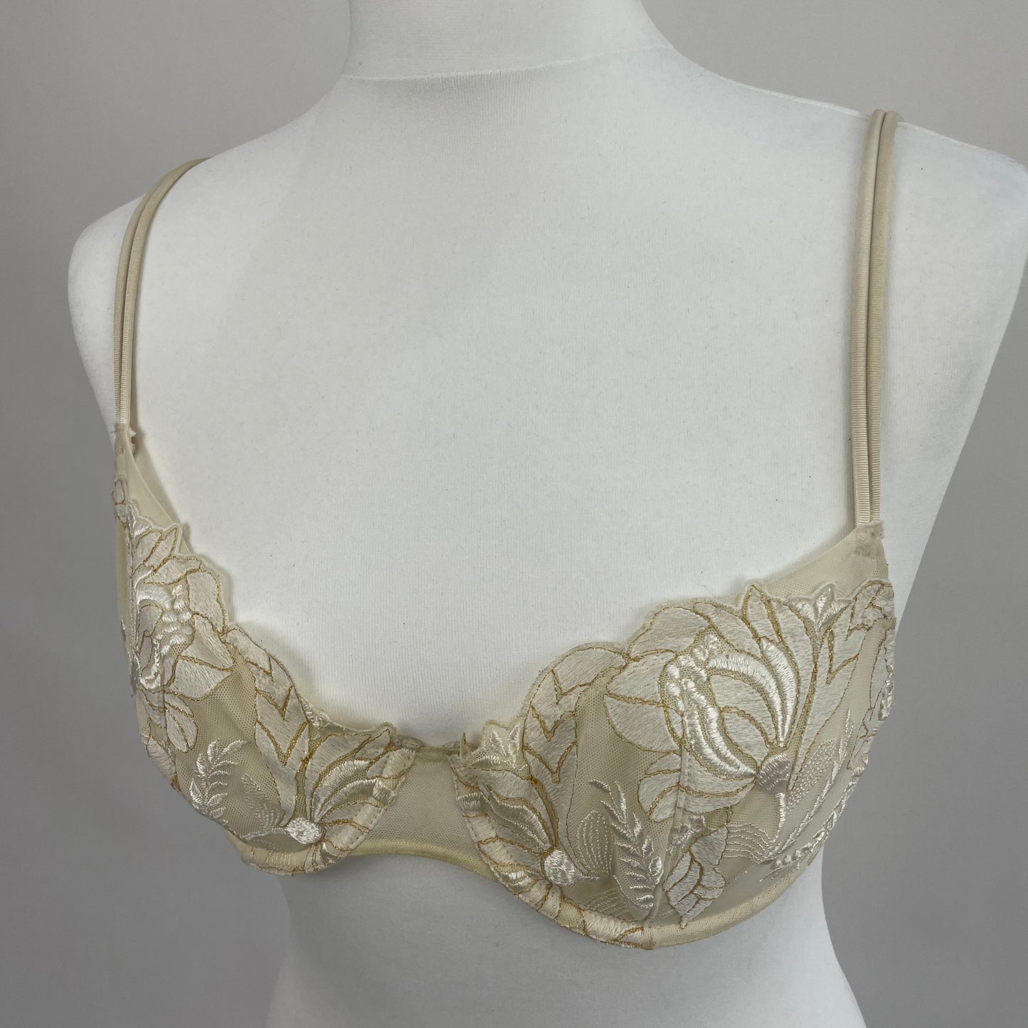 90s MINIMALISM DROP | small cream embroidered bra