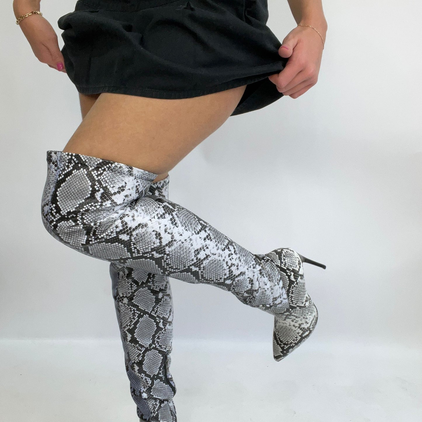 ⭐️MOB WIFE DROP | thigh high white snakeskin boots