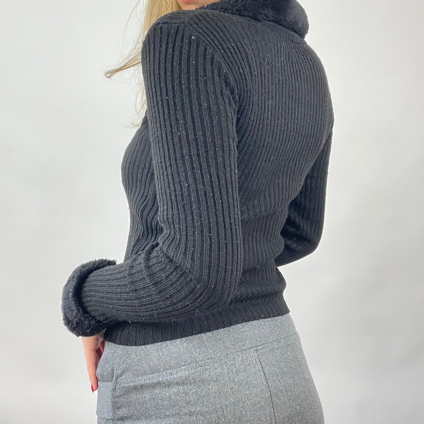 90s MINIMALISM DROP | small black cardigan with fur detail