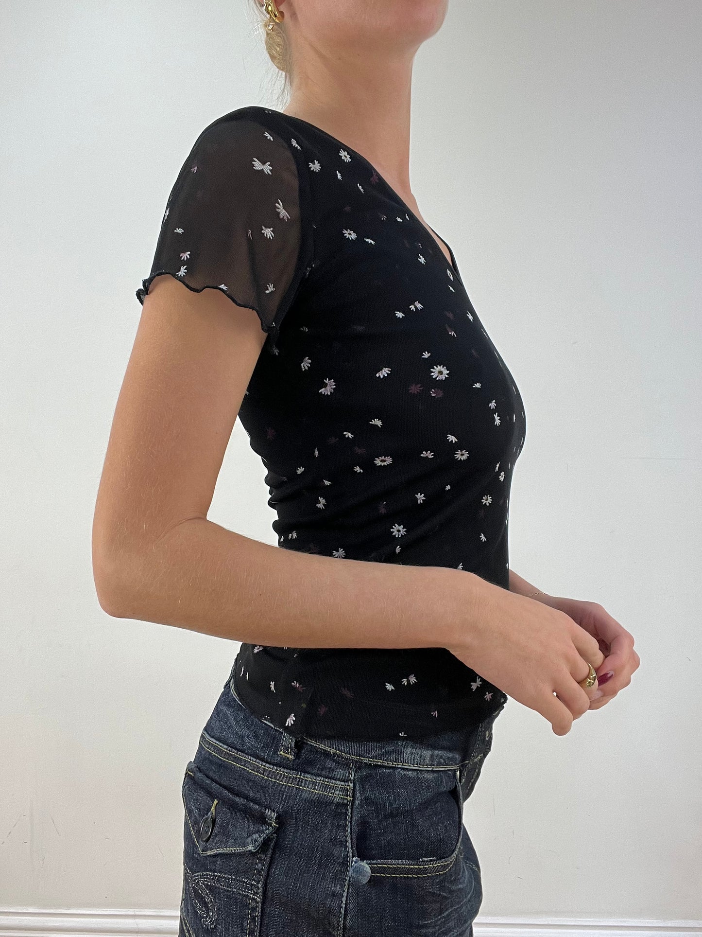 BEST PICKS | small black floral daisy top