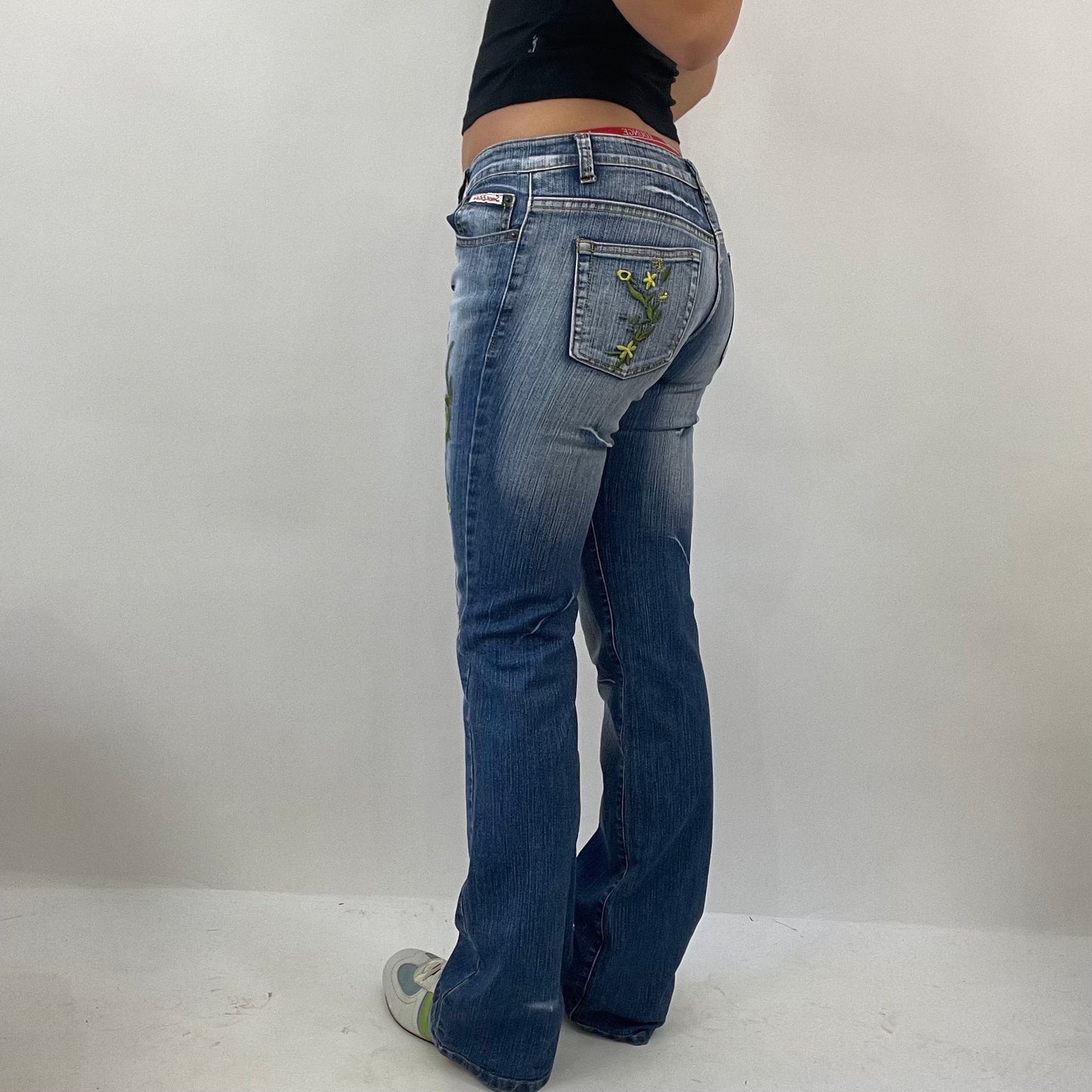 JEANS AND A NICE TOP DROP | small dark blue jeans with floral embroidery