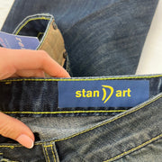 12 DAYS OF XMAS DROP | kleine blaue Jeans mit gelben Kontrastnähten
