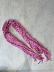 SATC drop | couleur: rose · article: écharpe · détails: pompons