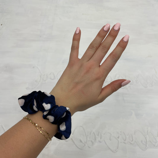💻⭐️ | blue/white polka dot velvet scrunchie
