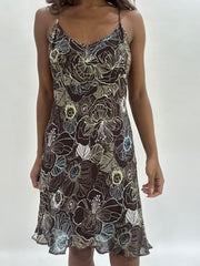 wedding guest drop | taille: S/M · couleur: marron · article: robe · détails: fleuri + longueur midi