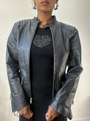 AUTUMN EDIT | taille: M · couleur: noir + argenté · matière: similicuir · article: veste · détails: fermeture zippée