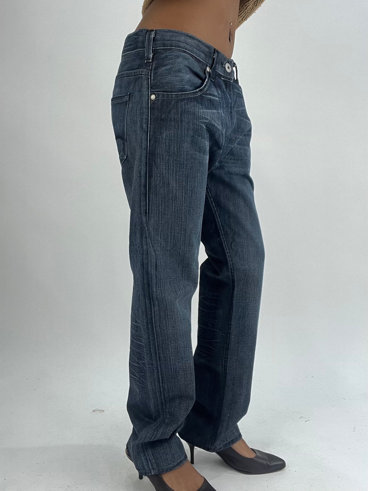 💚vintage edit thirty-five | medium blue levi’s straight leg jeans