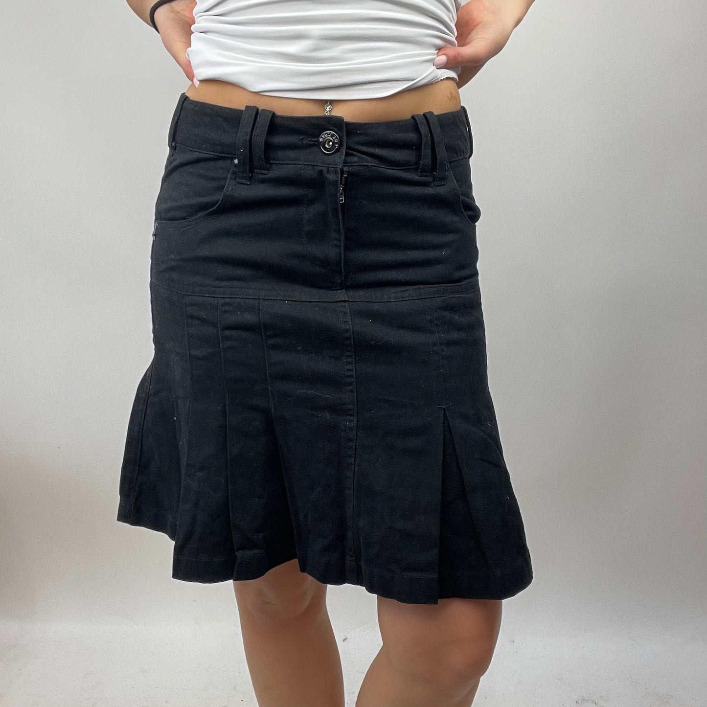 LIGHT ACADEMIA DROP | small black pleated midi skirt