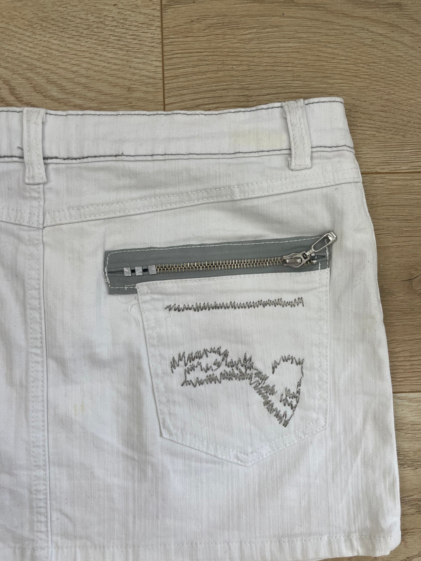 VINTAGE PICKS | small white mini skirt with embroidered detailing