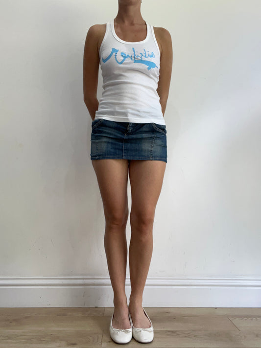 💻‼️ white tank top with quick silver spell out in blue