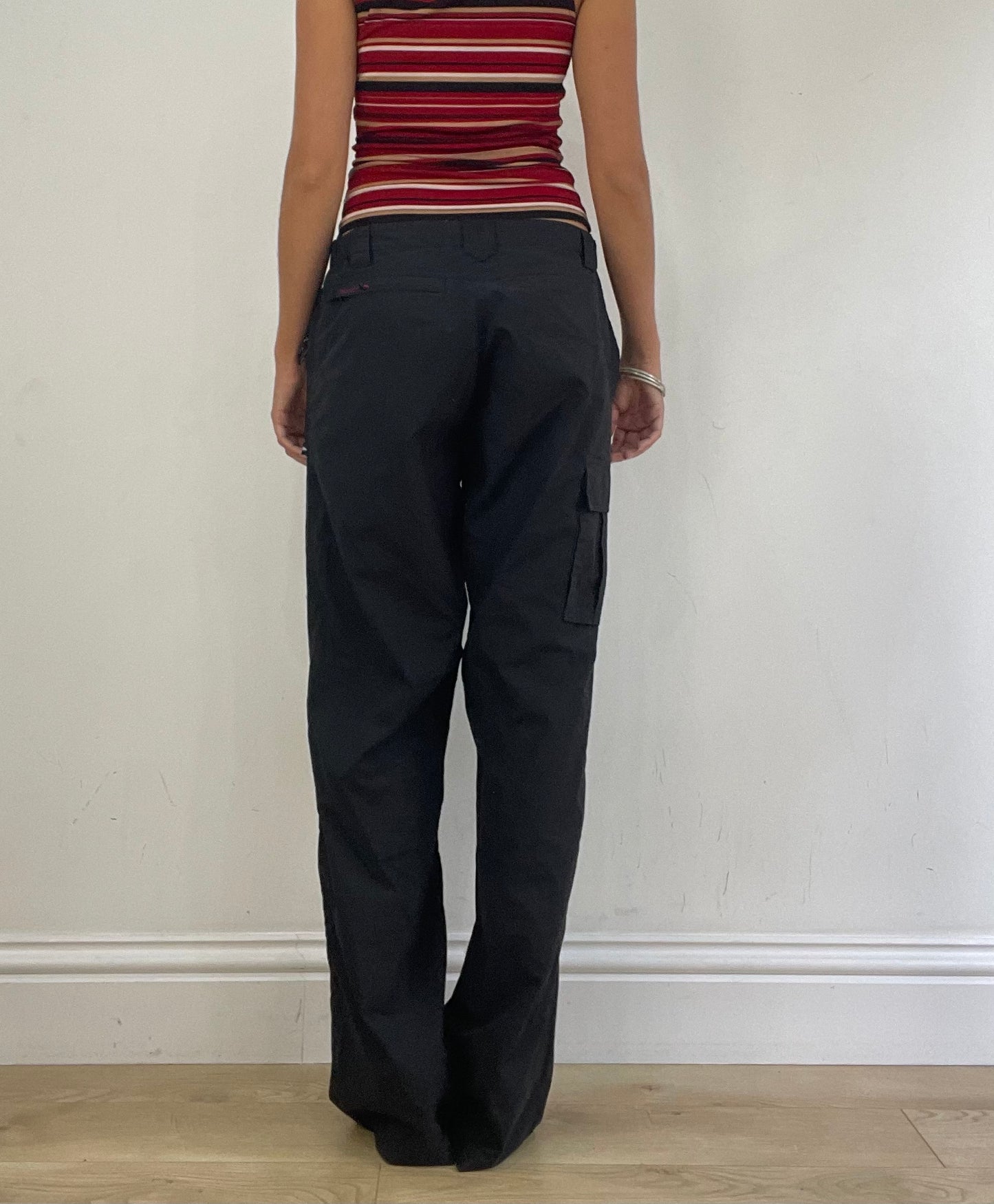 VINTAGE PICKS | medium black low waisted cargo trousers